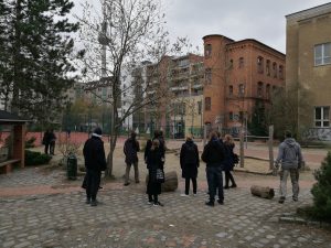 Schulhof mit Blick in Richtung Alexanderplatz und historischem Weinmeisterhaus